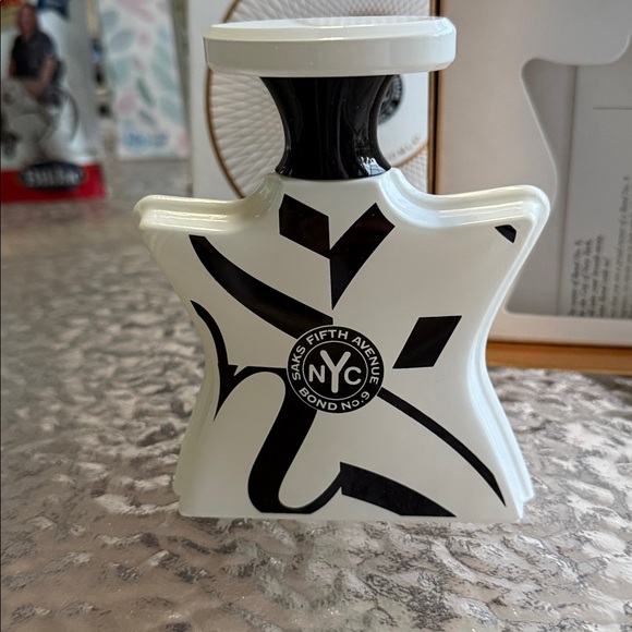 Bond No. 9 New York Black and White Signature Scent - Picture 4 of 5